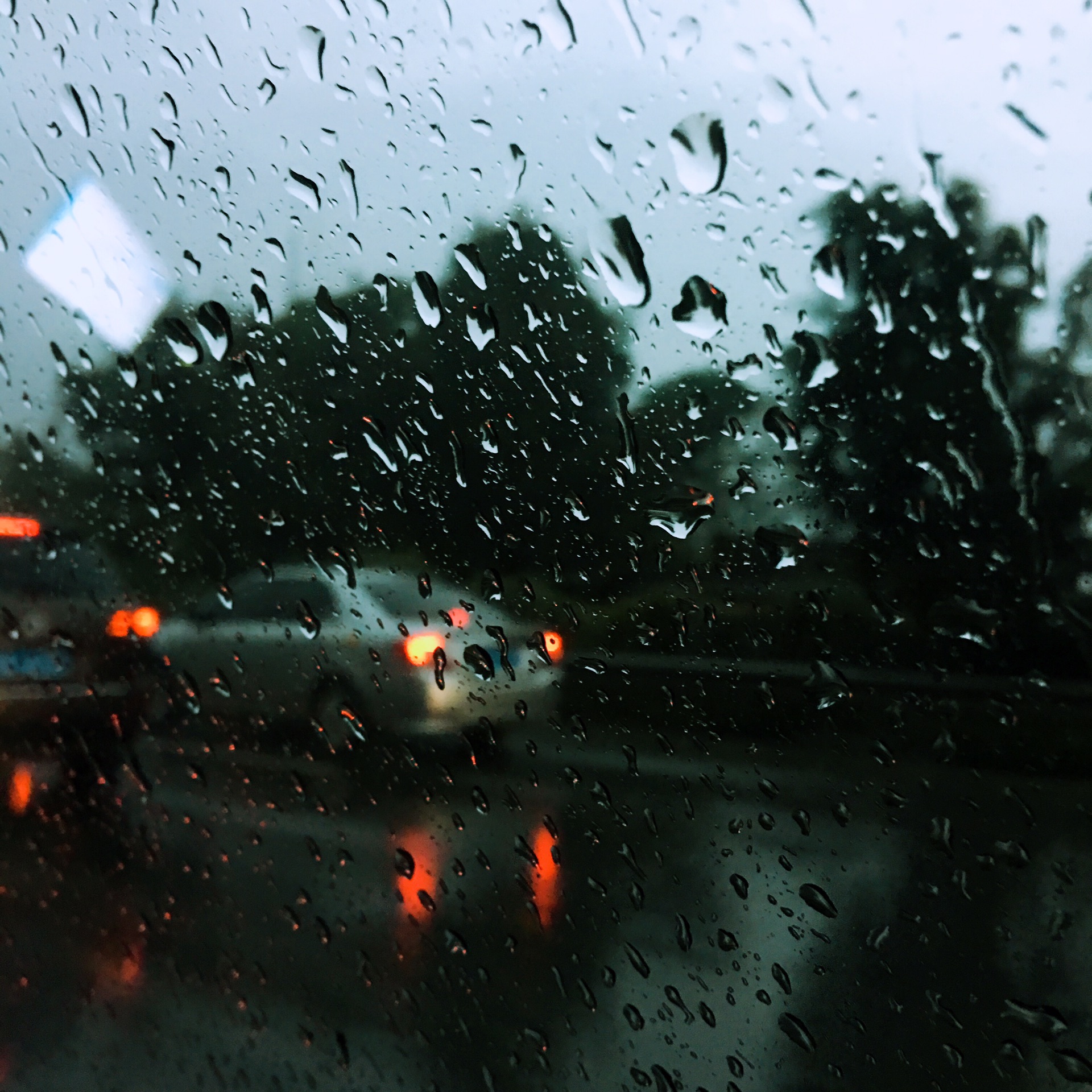窗外的雨很大.车不多,但路滑,我们还是减慢速度.