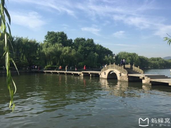 西湖游船多少人 wKgBs1dFQ-aAVq2gAA8xXOPF9i806.jpeg?imageView2%2F2%2Fw%2F600%2Fh%2F600%2Fq%2F90