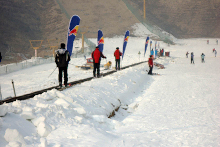 蟠龙山滑雪场,坐落于蟠龙山森林公园北麓济南国际赛马场内,东 临彩石