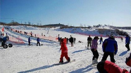 清新的空气,人造雪花漫天飞舞,负氧离子超高含量,在梓潼山滑雪场游客