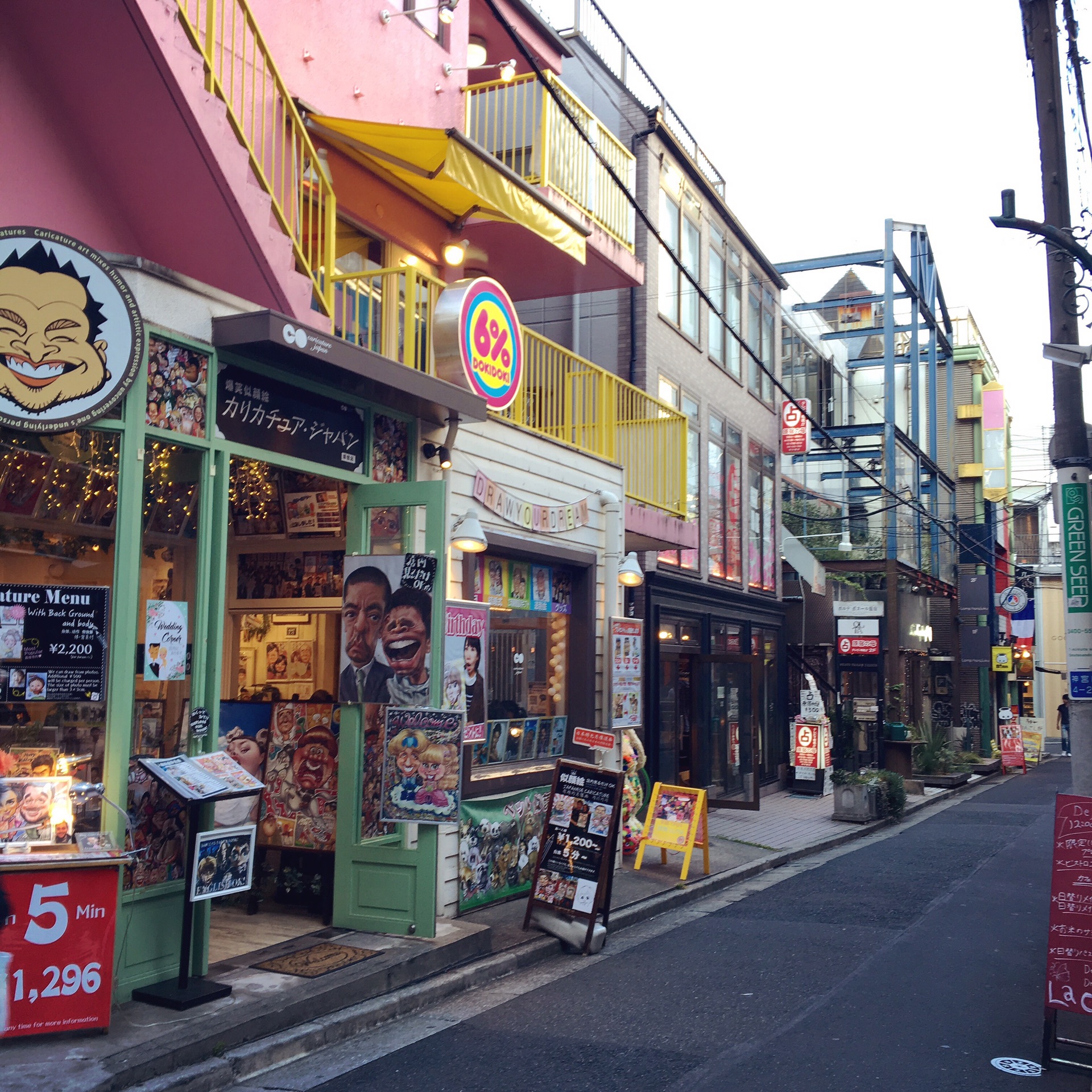 建筑和街道我都很喜欢 真的很好看很特别 卖的东西也很多 基本有名的