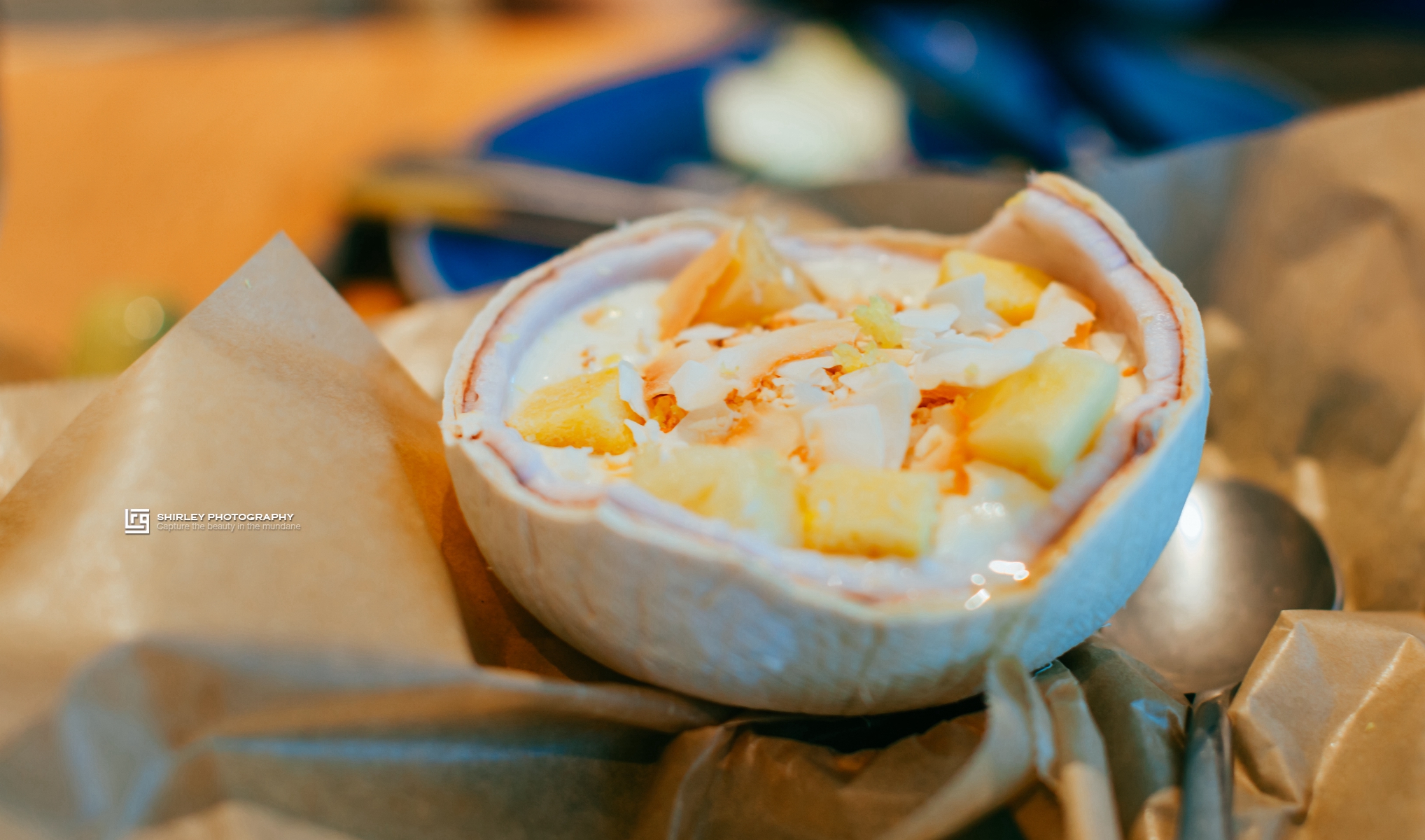 甜品点了泰国经常买的椰子冰淇淋,里面还有布丁