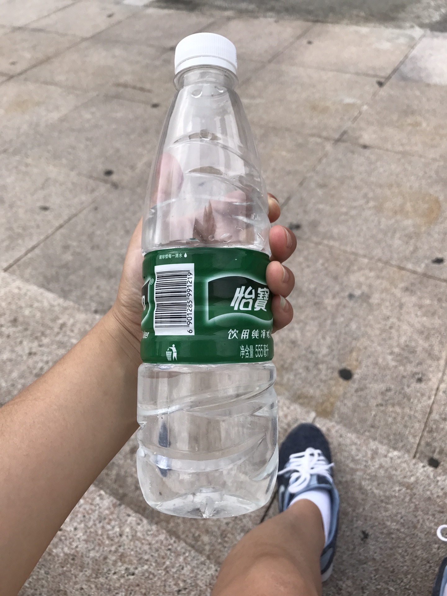 下山没坐缆车,途中发现正宗崂山山泉水,打了一瓶,毫无杂质!