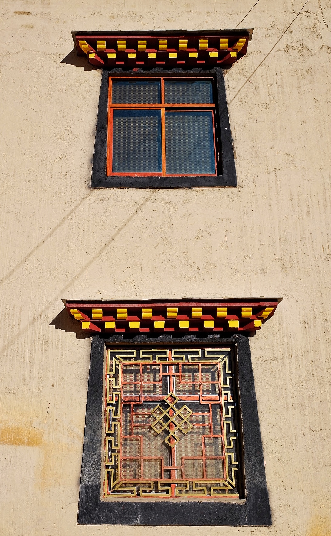 尊重佛教信仰,所以照了照整个寺院非常有藏族特色的门,窗和整体建筑