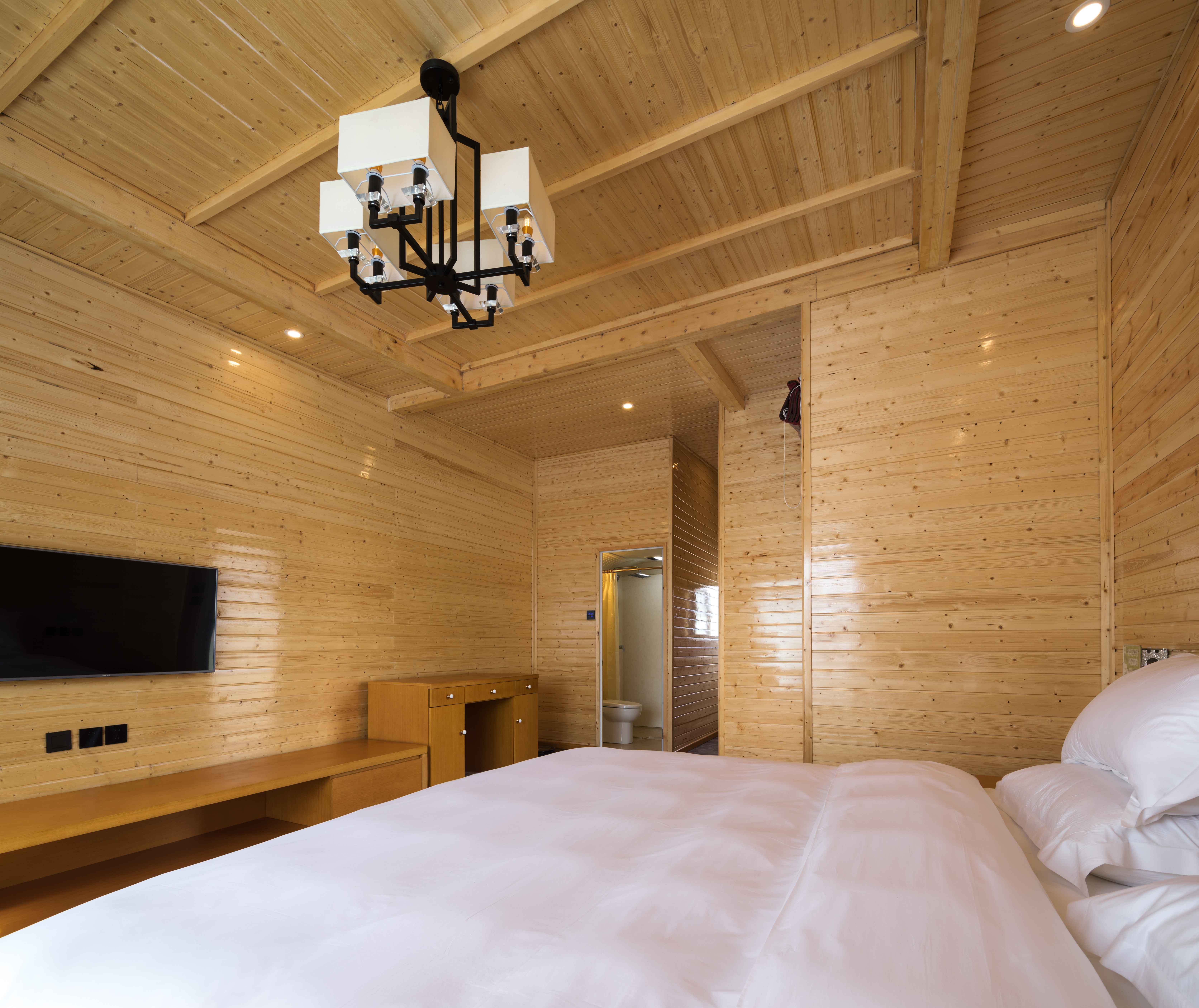 开车自驾游去稻城亚丁住桑邓祝巴,我擦被营地的车惊呆了,瞬间感觉自己