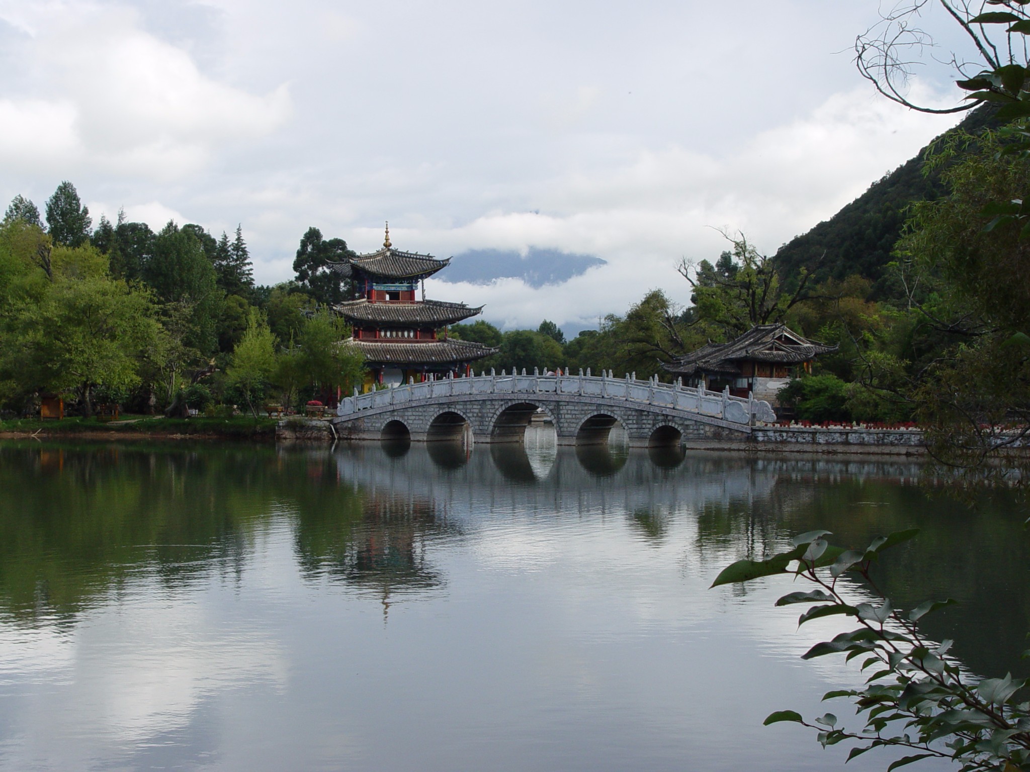 龙王庙,五孔石拱桥,远眺雪山,近观碧水,徐霞客游历地—丽江黑龙潭