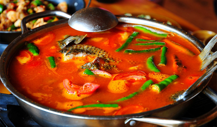 景区观光车进入景区,体验西江特色长桌宴,喝苗家米酒,品尝苗族美食,学