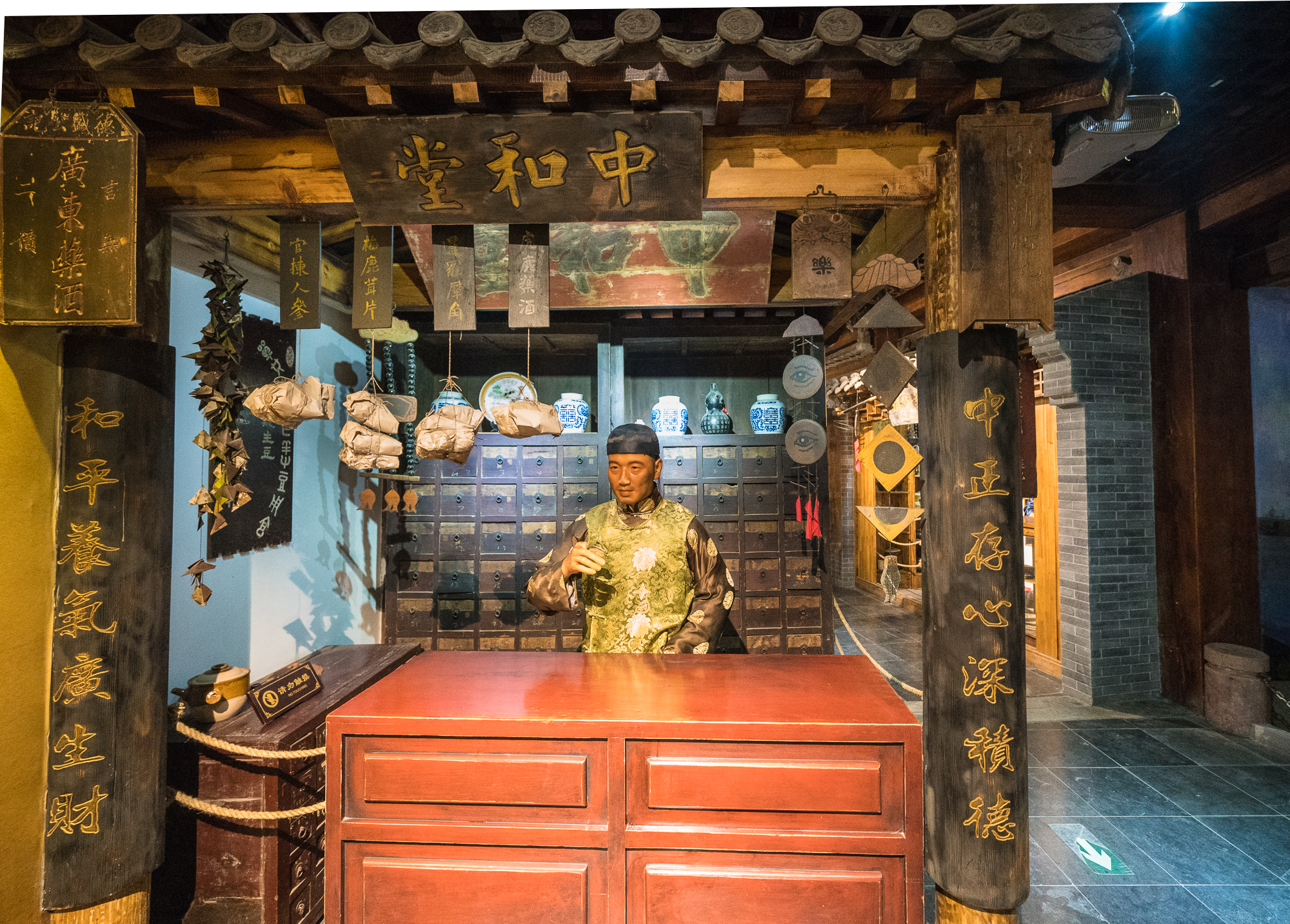 还有一种就是卖啥挂啥的实物幌,比如中药铺就把打包好的药材直接悬挂.