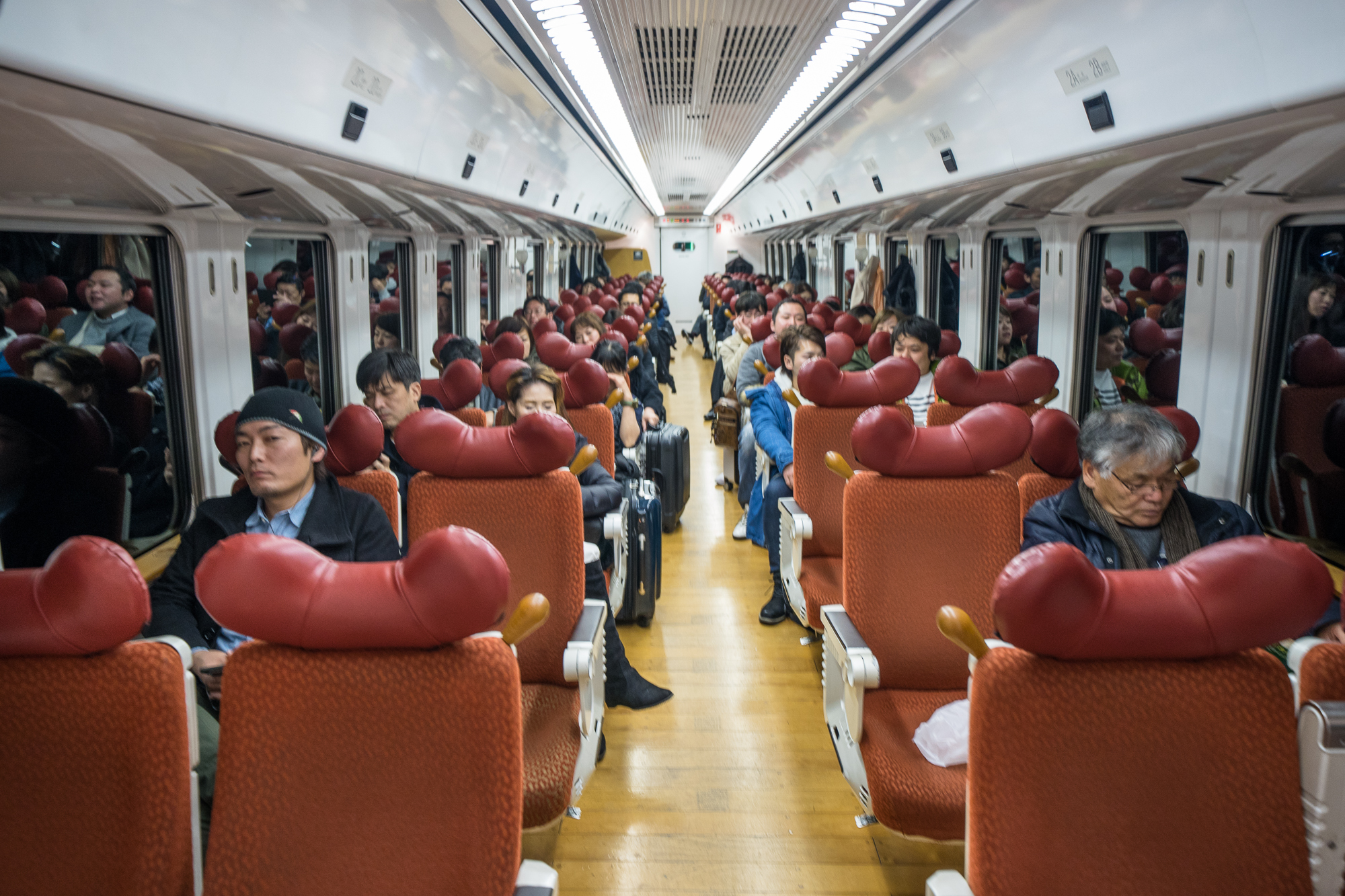 座位有点像理发店,哈哈,不过这是最普通的列车,也就相当于我们普快吧.