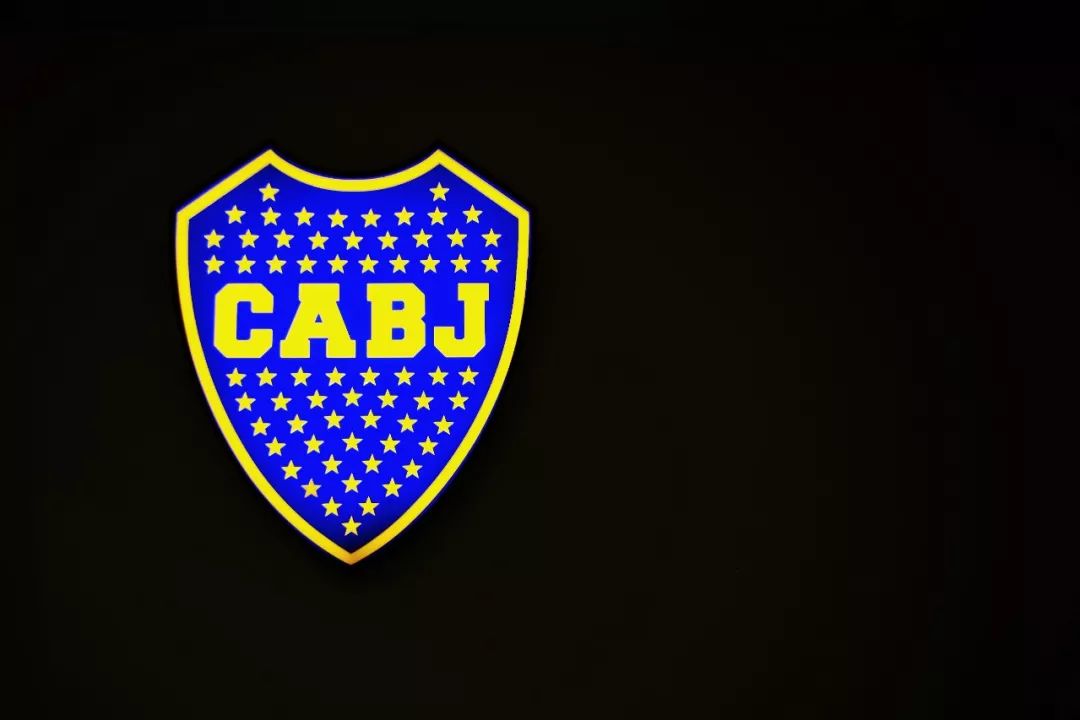 球员更衣室  当球队每夺得一项锦标,队徽上将