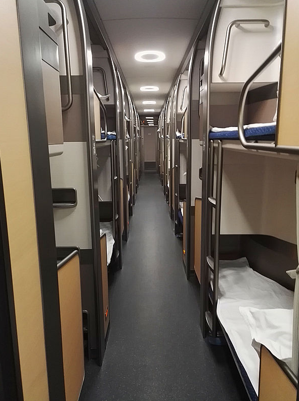 火车迷又来了,我来解释一下,关于题主说的动车动卧票价问题.