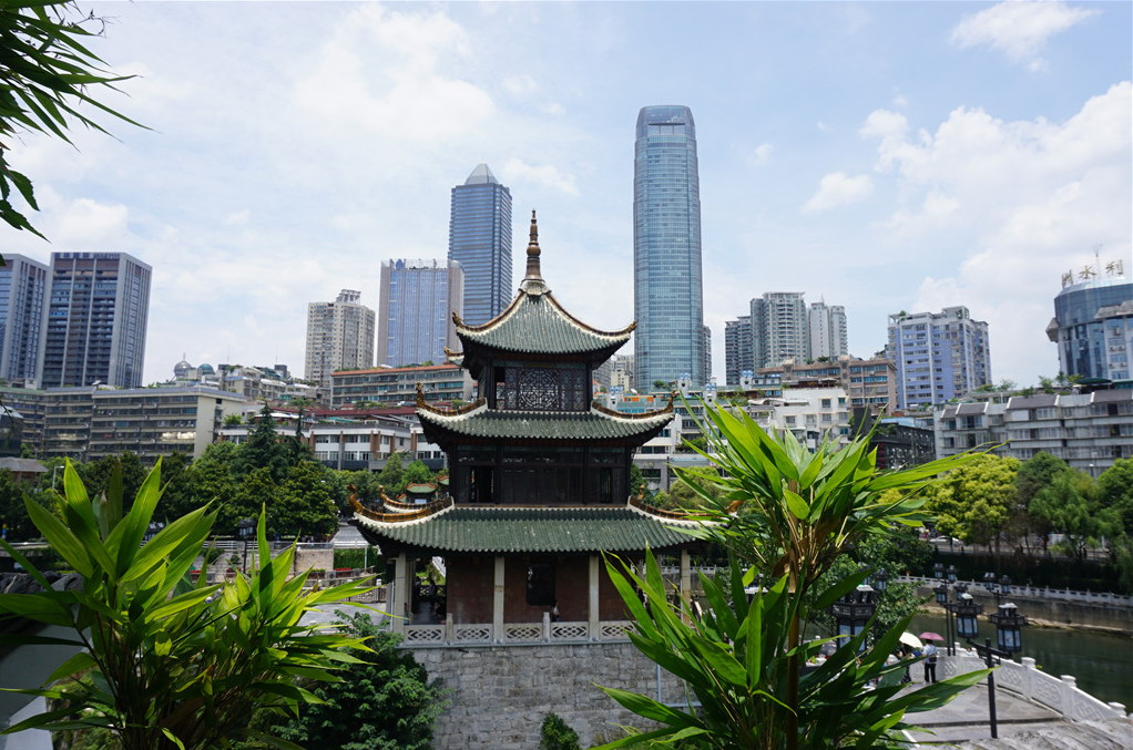 甲秀楼始建于明万历年间,现存建筑为清宣统年间重建,三层的小楼.