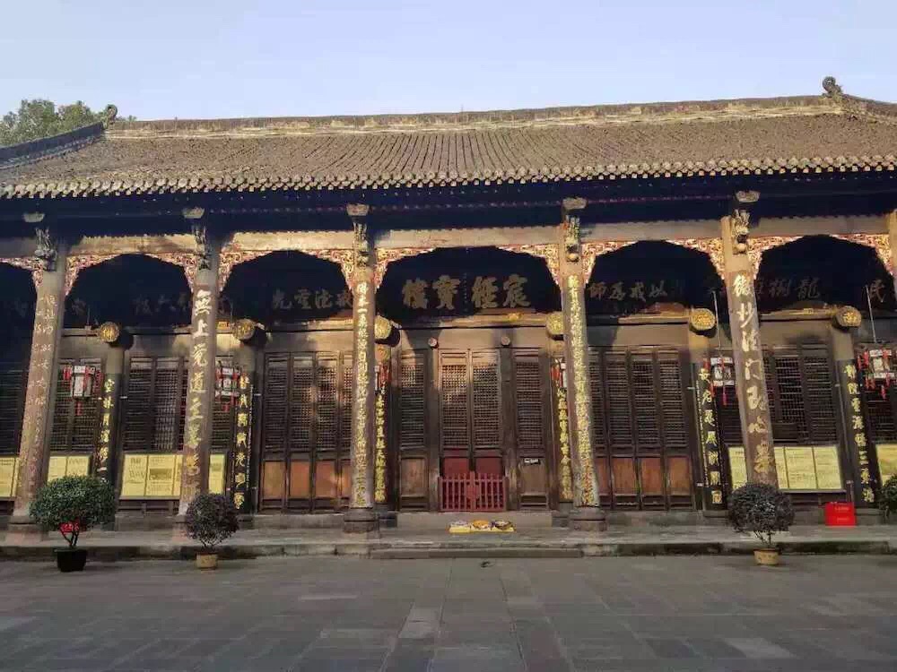 寺院内有天王殿,三大士殿,大雄宝殿.