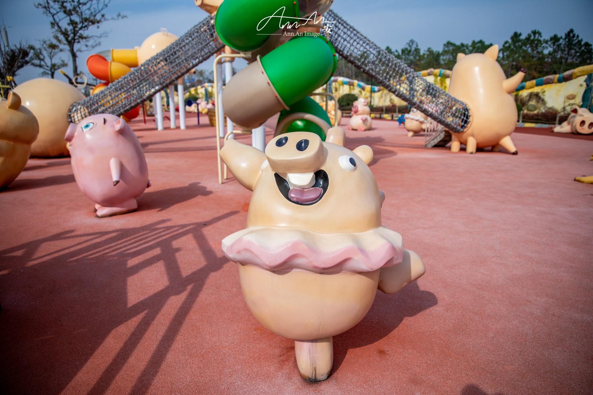 我们来到了 海盐 一个特别可爱的景区,猪猪星球景区