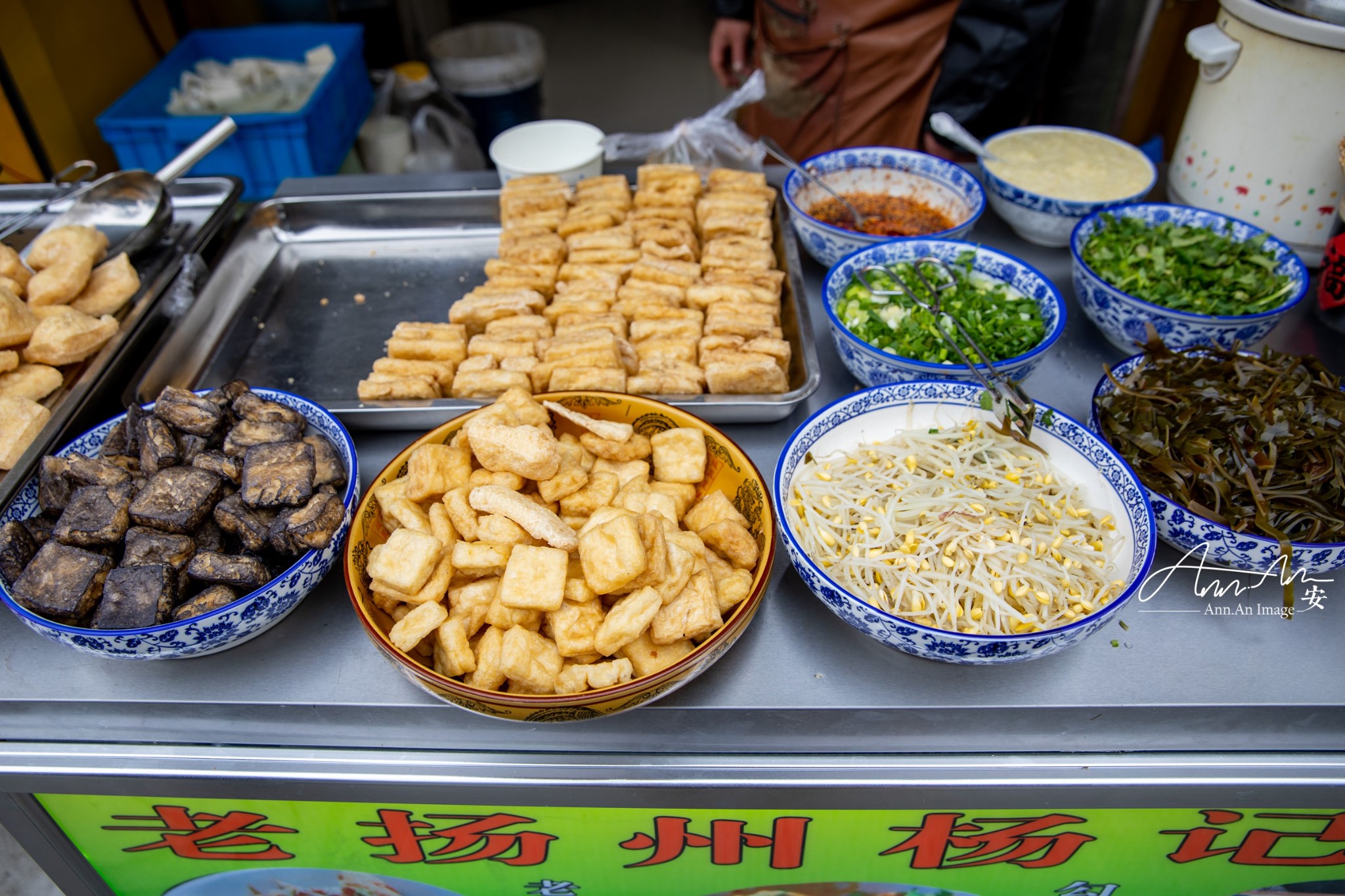 大清早来彩衣街,许多店铺刚刚开门,小摩托