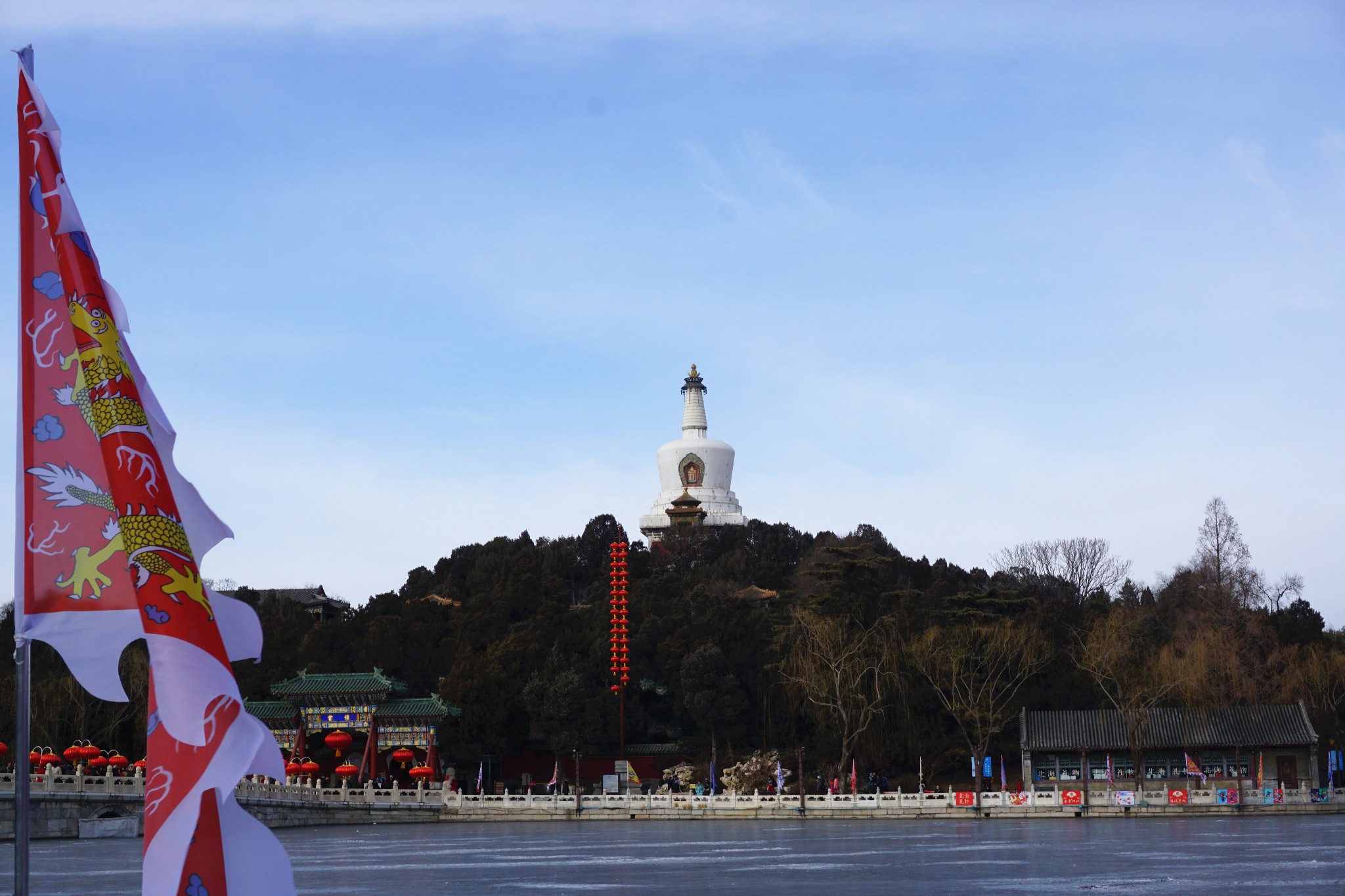 北海公園 雍和宮出來時間還早,打車去了北海公園溜達.