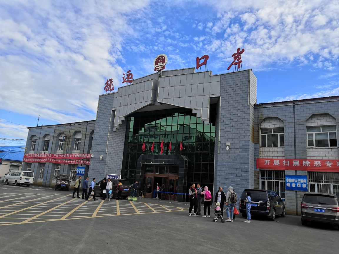 早上五点半在口岸集合,那天 抚远 的天气很好,空气清新,与