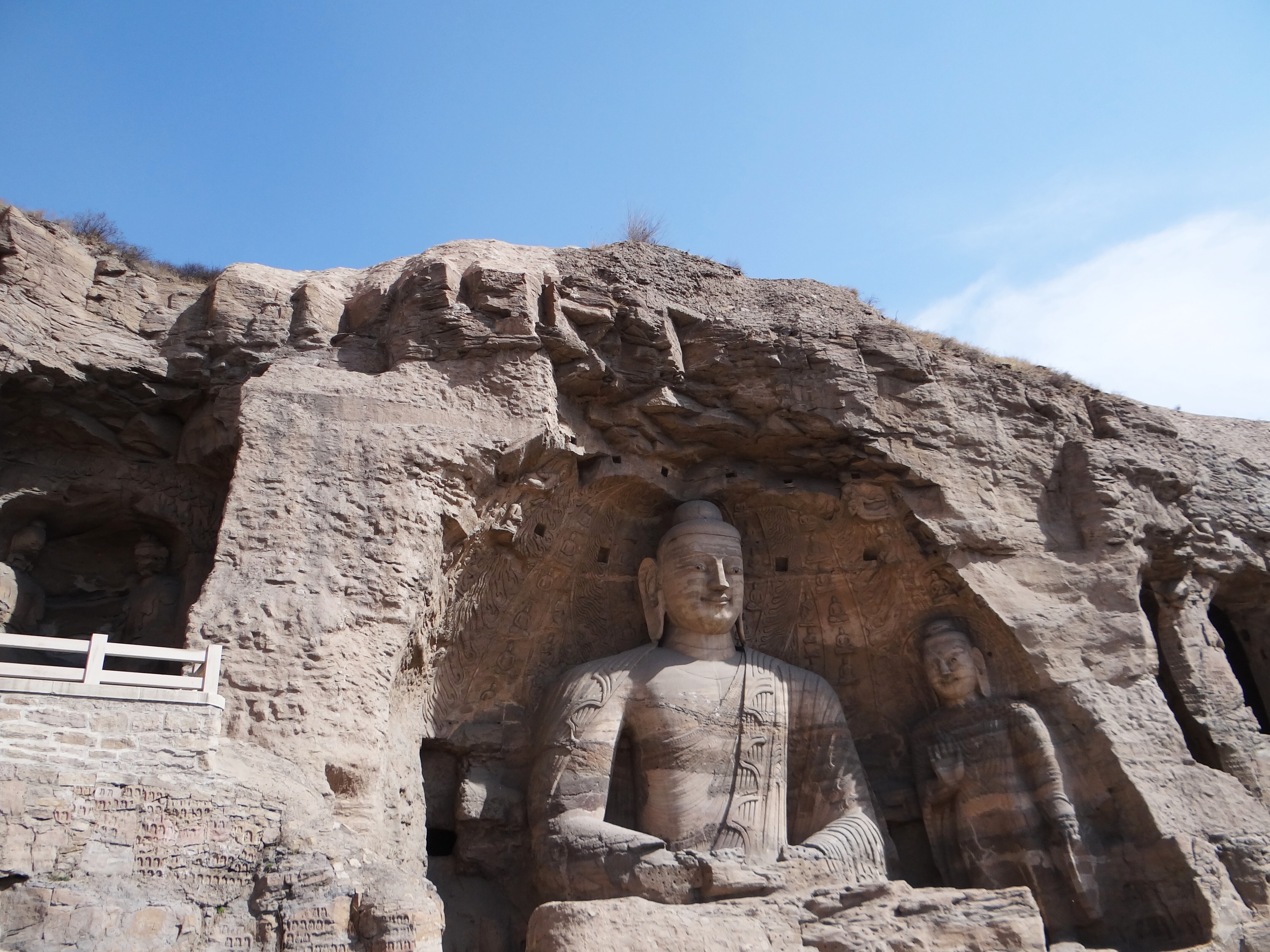 此二窟位于云冈石窟的最东端.