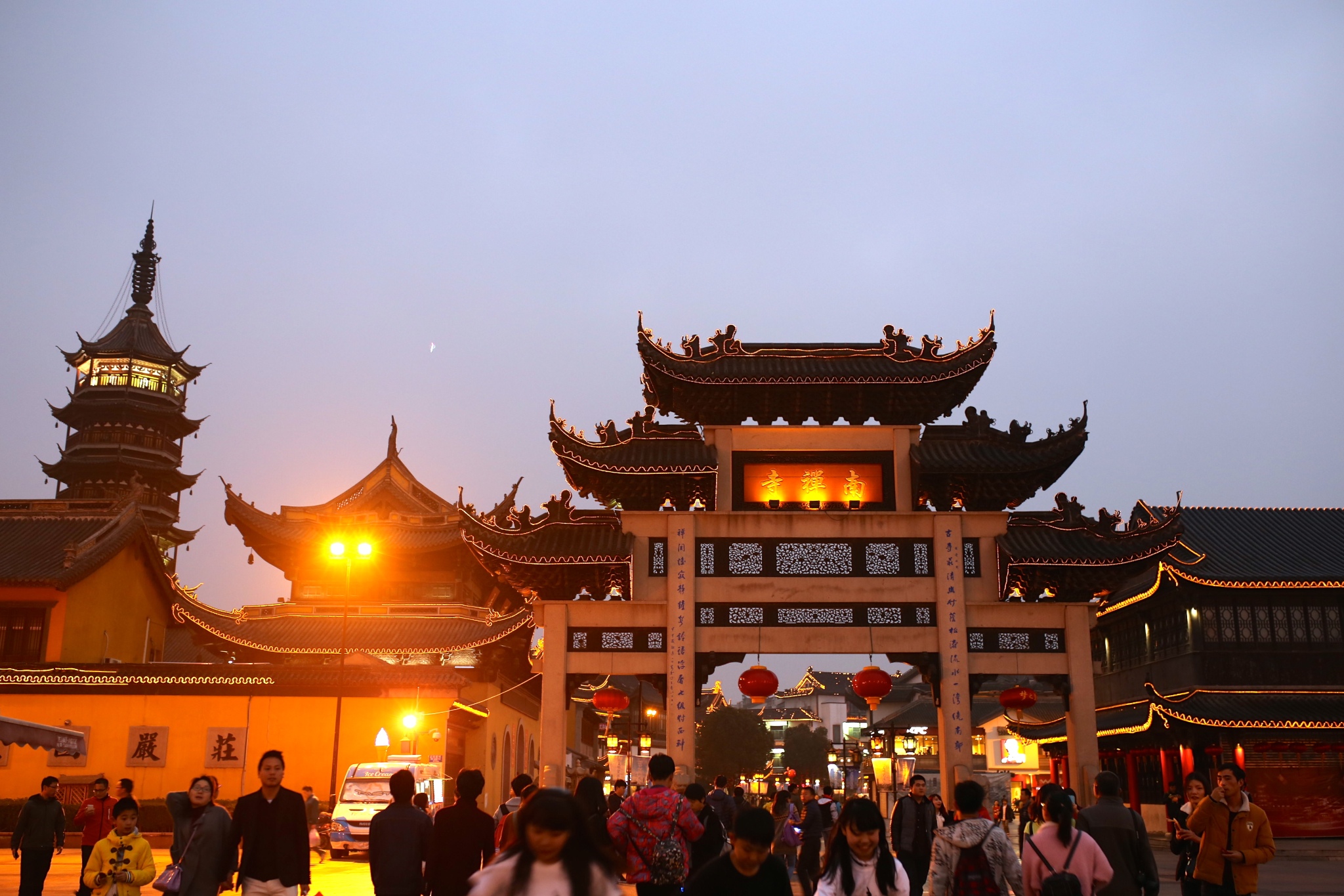 自然环境优美,古祠堂群密集分布为特色,是无锡老街坊风貌保存完好的