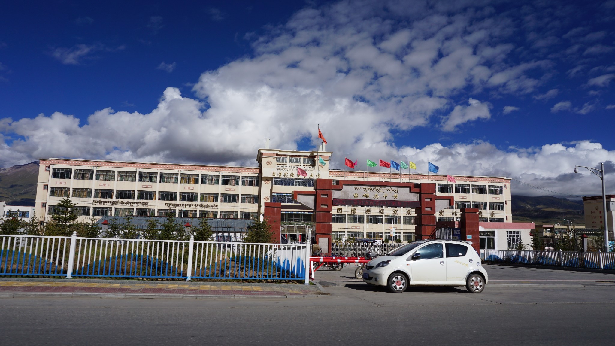 当雄县中学的校舍,一点也不逊色与我们家乡学校的外貌,让人感到心喜