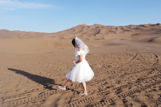 沙漠婚纱图片_沙漠婚纱艺术照(3)
