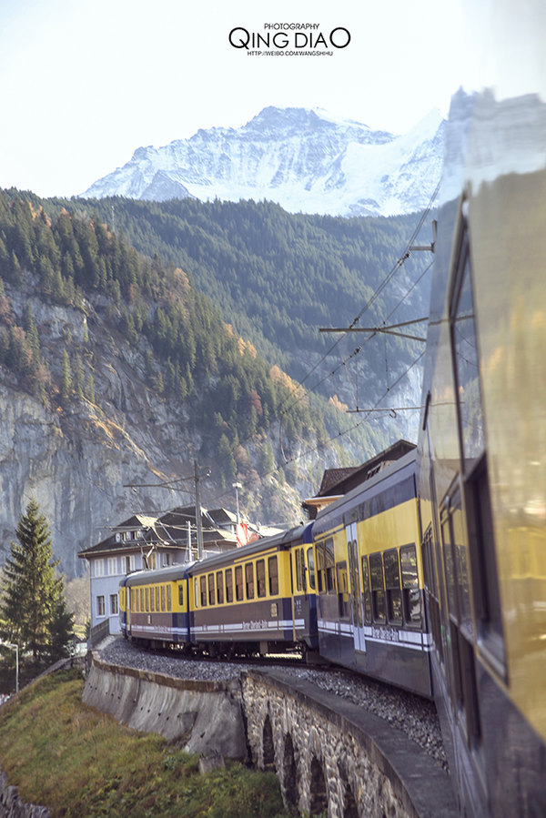 渐渐的可以看到了雪山,这是一列从秋天开往冬天的火车
