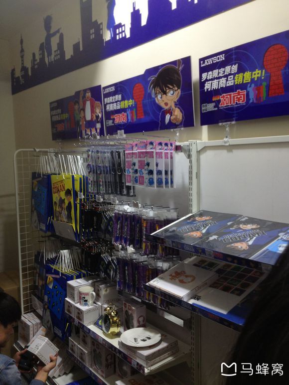 点击查看大图  在上海长宁区中山公园玫瑰坊罗森柯南主题店,里面有